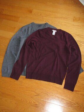 New without tags Men's Gap 100% Wool V-Neck Sweaters Size XS, Gray & Burgundy